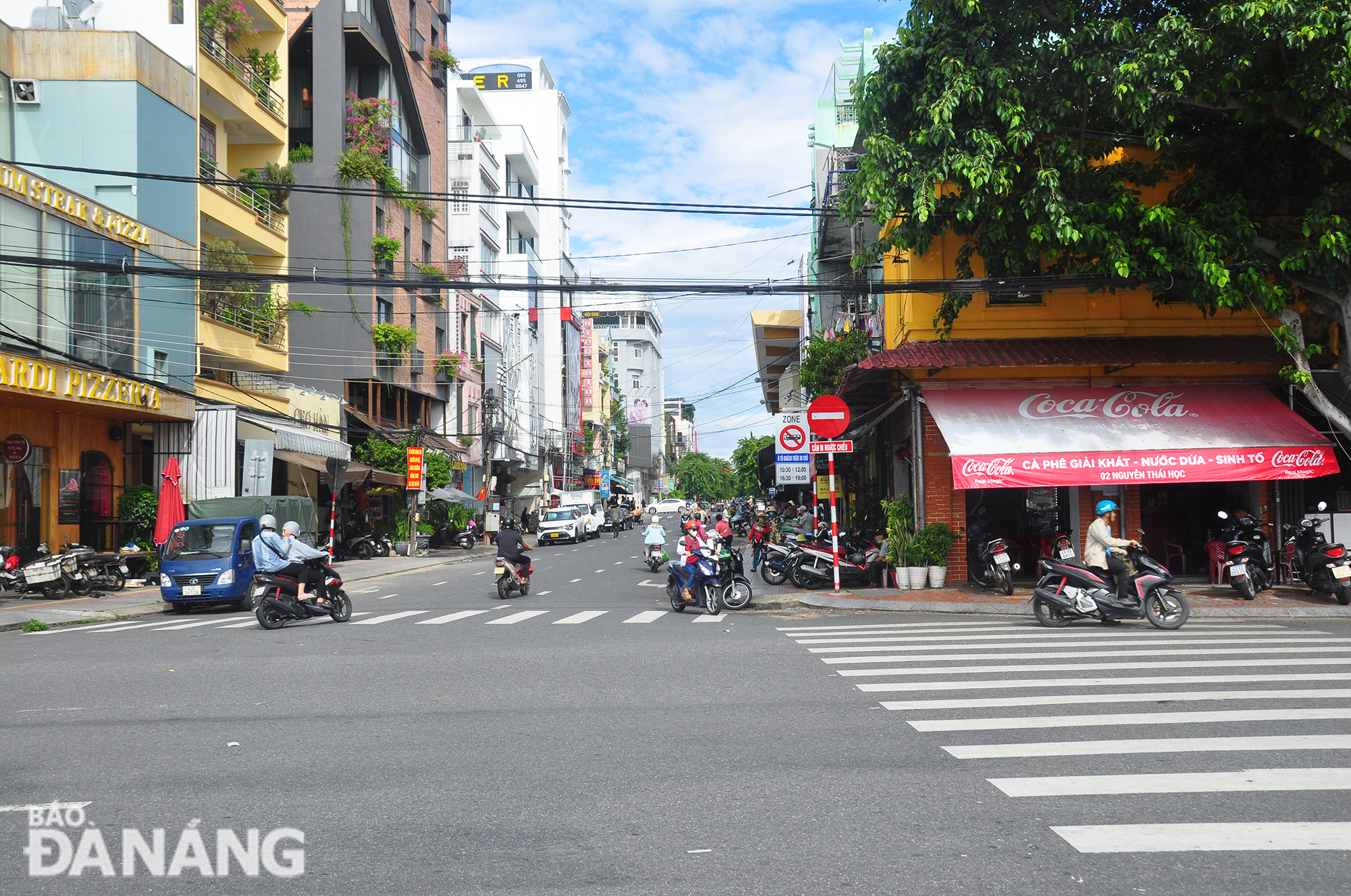 Lắp đặt đèn đi bộ tại nút giao Bạch Đằng - Nguyễn Thái Học