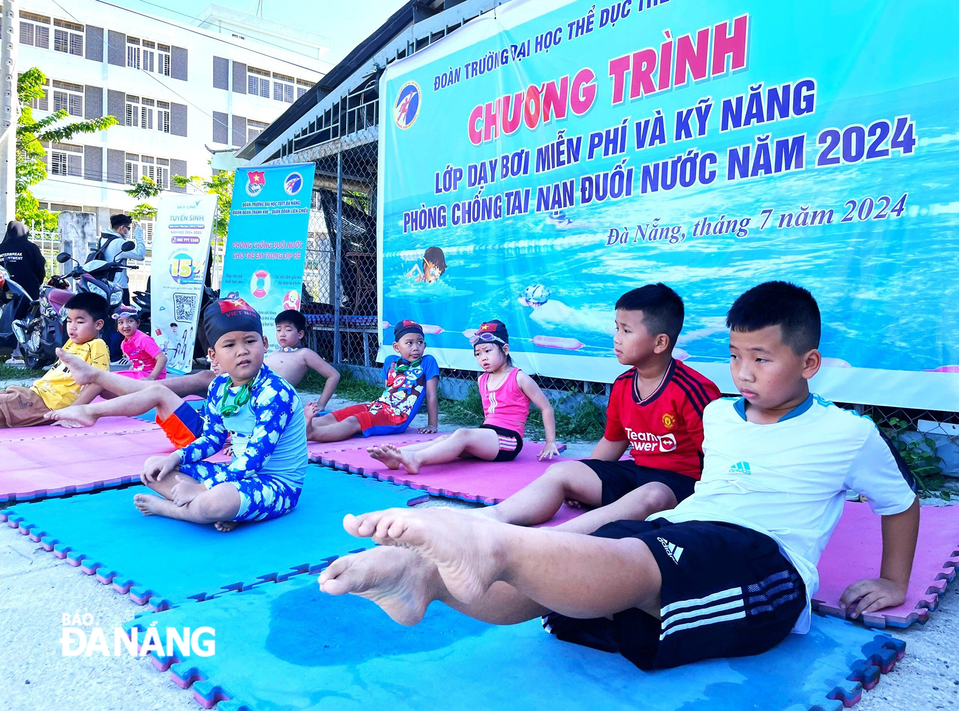 Lớp dạy bơi do Đoàn trường Đại học Thể dục - Thể thao Đà Nẵng dạy miễn phí trong hè. Ảnh: NGỌC QUỐC