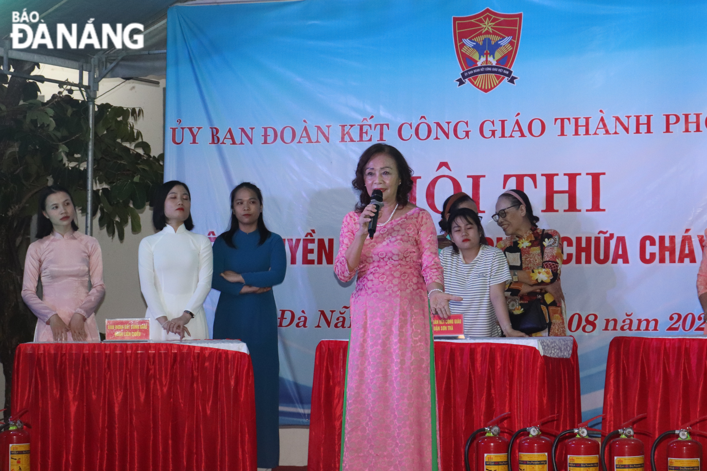 Hội thi gồm 2 phần: kiến thức và tiểu phẩm với các nội dung như: tìm hiểu về công tác PCCC; cách sử dụng các loại bình chữa cháy an toàn, hiệu quả; xử lý tình huống… ẢNH: K.N