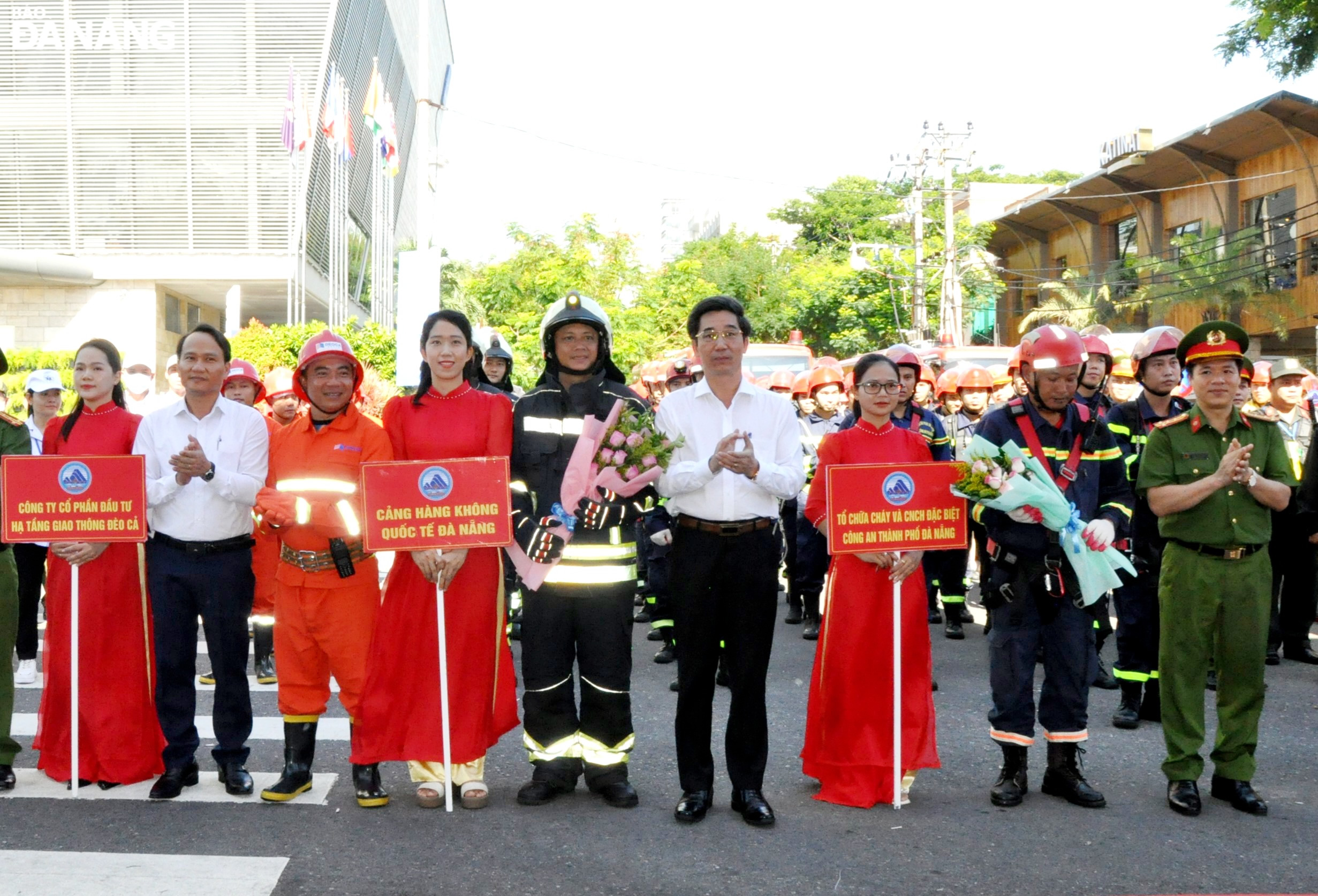 Lãnh đạo thành phố tặng hoa cho các lực lượng tham gia thực tập phương an chữa cháy và cứu nạn, cứu hộ. Ảnh: LÊ HÙNG