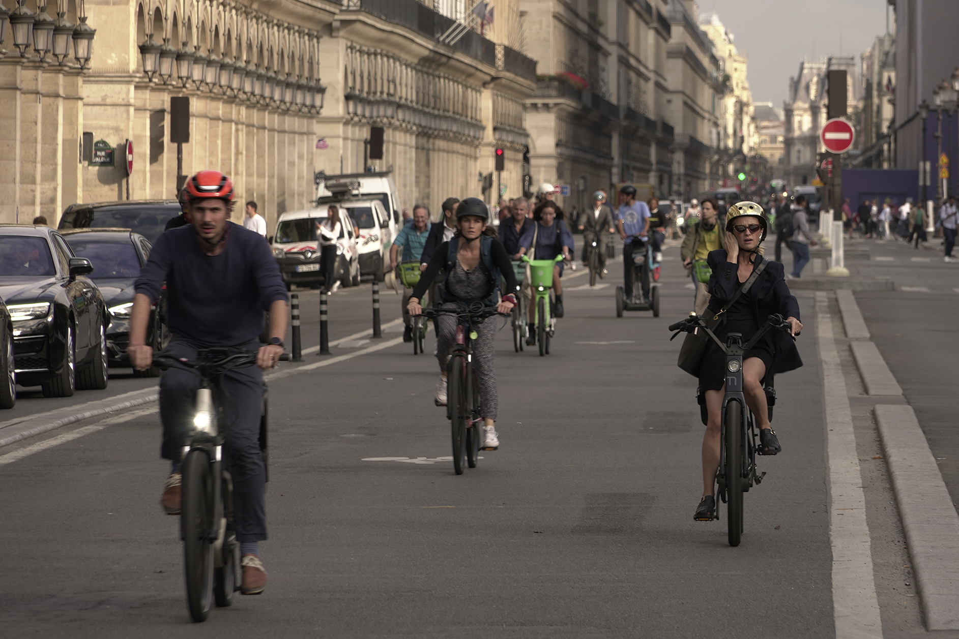 Người dân Paris ngày càng thích dùng xe đạp đi lại trong khu vực trung tâm của thành phố. Ảnh: AP