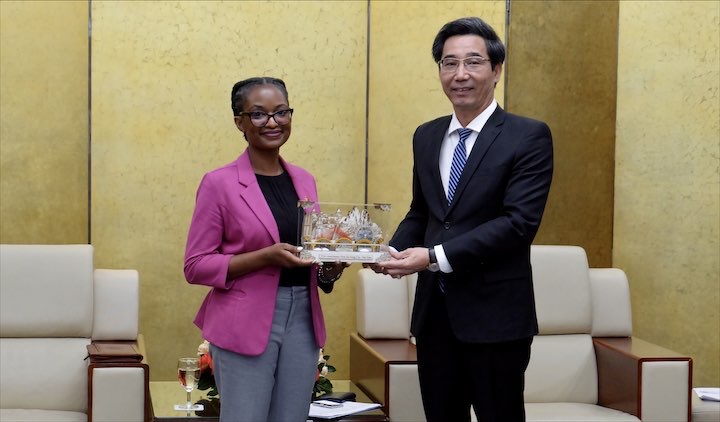 Vice Chairman of the Da Nang People's Committee (R) Tran Chi Cuong and Principal Deputy Assistant Secretary for the Bureau of International Narcotics and Law Enforcement Affairs at the US Department of State Shelby Smith-Wilson (Photo: danang.gov.vn)