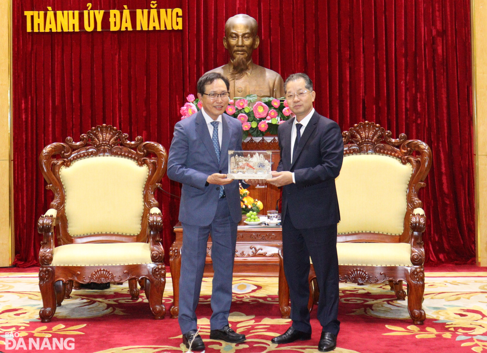 Secretary of the Da Nang Party Committee Nguyen Van Quang (right) presenting a souvenir to General Director of the Samsung Vietnam Complex Choi Joo Ho. Photo: HOANG HIEP