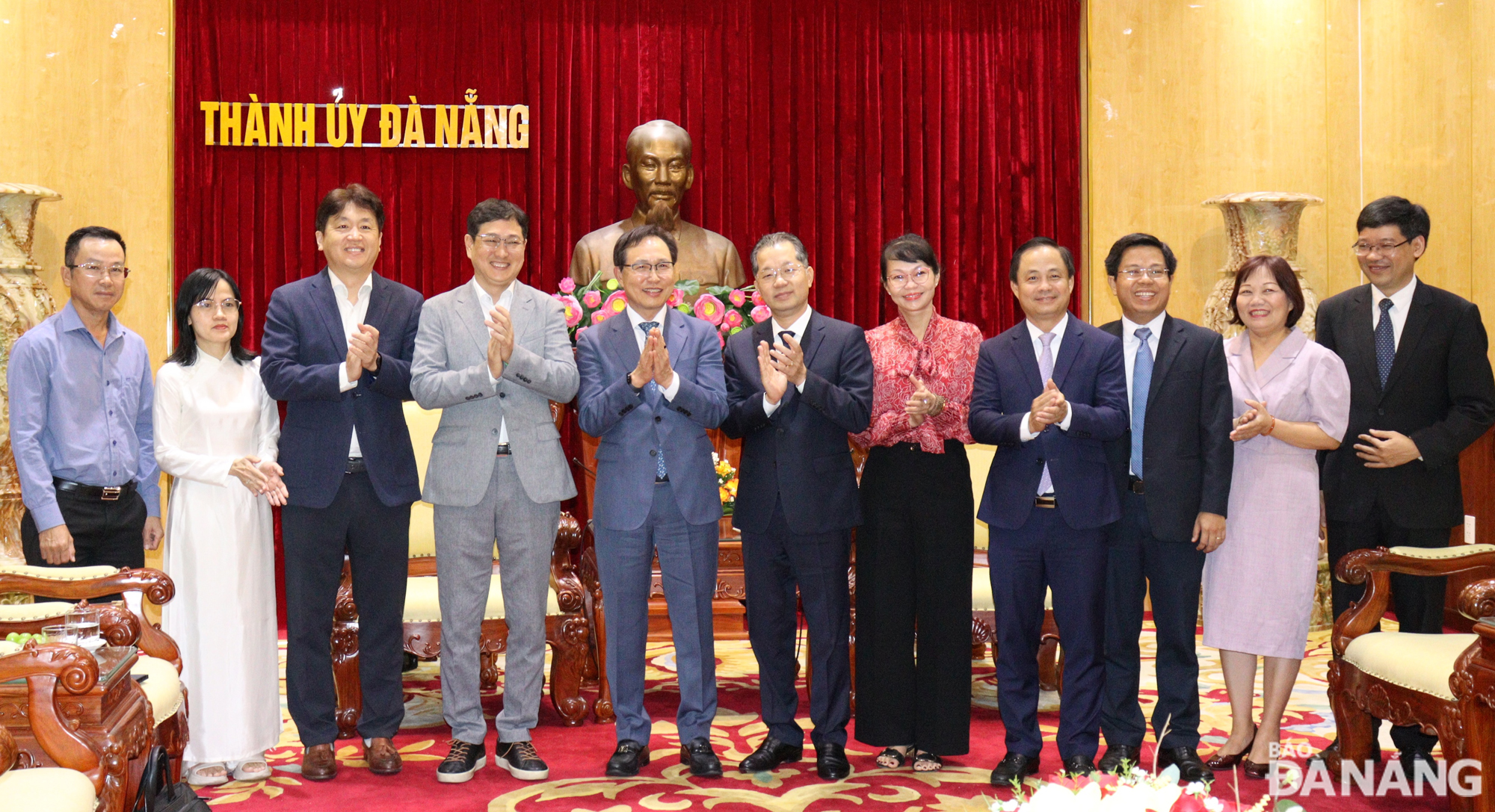 Secretary of the Da Nang Party Committee Nguyen Van Quang along with leaders of the city's departments and agencies, and representatives of the Samsung Vietnam Complex delegation. Photo: HOANG HIEP