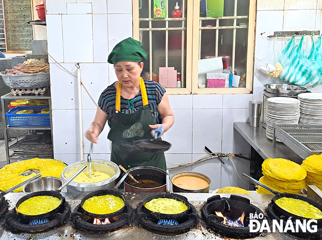 ‘Banh Xeo’ Ba Duong at K280/23 Hoang Dieu Street is a regular cuisine site for diners. Photo: K.H