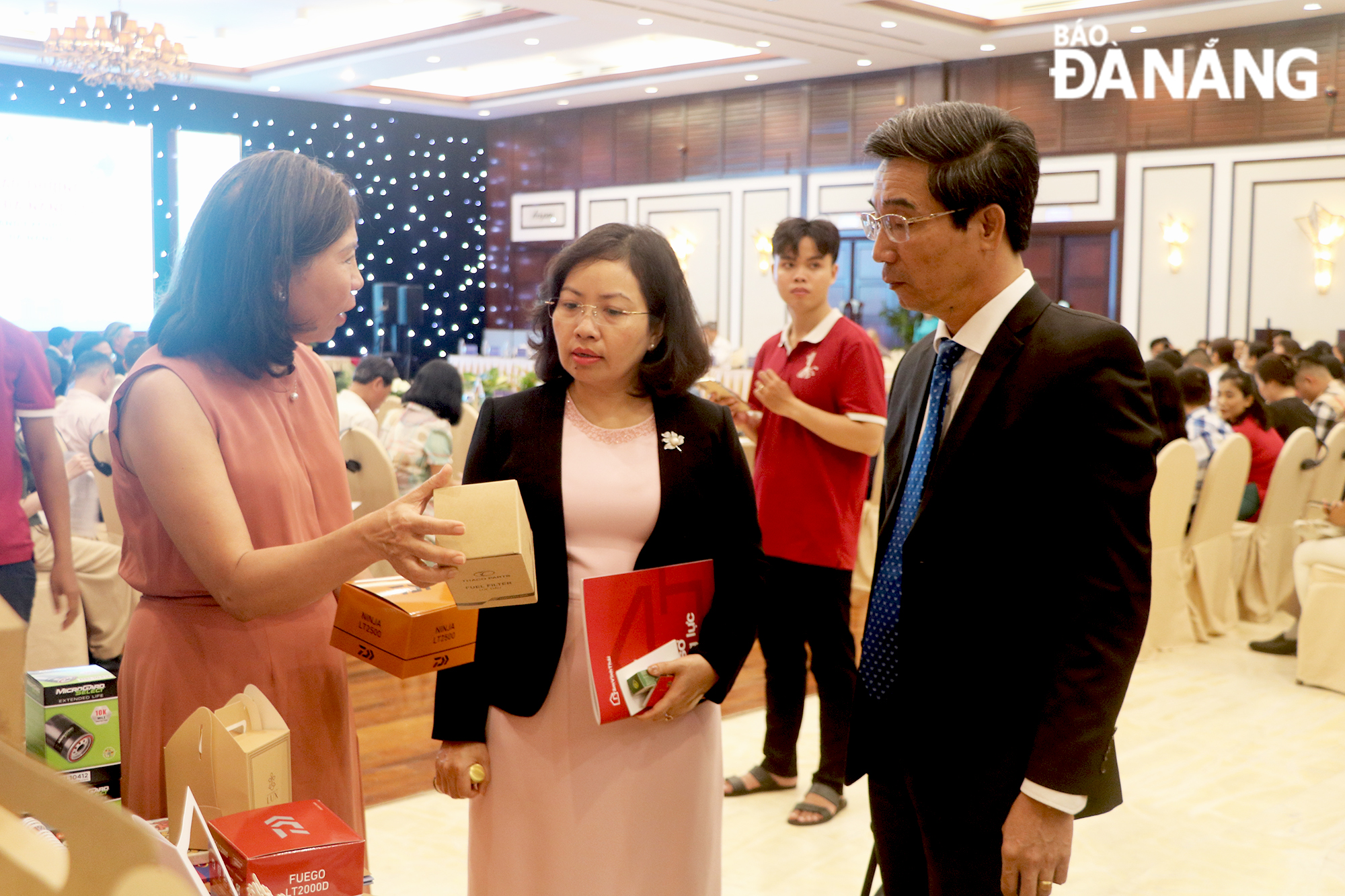 Vice Chairman of the Da Nang People's Committee Tran Chi Cuong (right) visiting the exhibition booths at the conference. Photo: V.H - M.Q