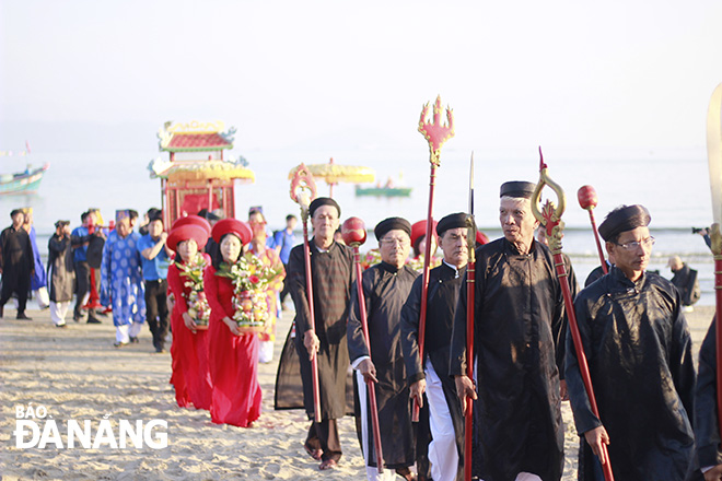 The welcoming ceremony is one of the most important rituals of the fishing festival in districts in the city. Photo: X.D