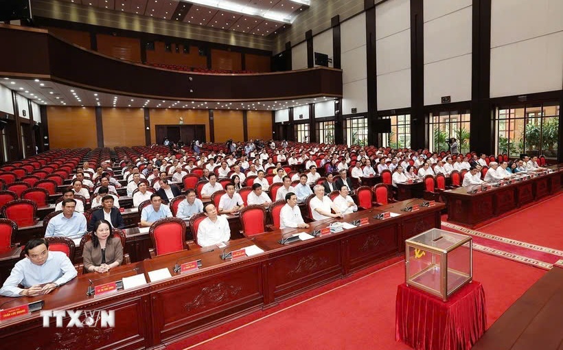 Báo Nhân Dân in thêm 100.000 bản phụ san tranh panorama tặng bạn đọc. (Ảnh: THẾ ĐẠI)