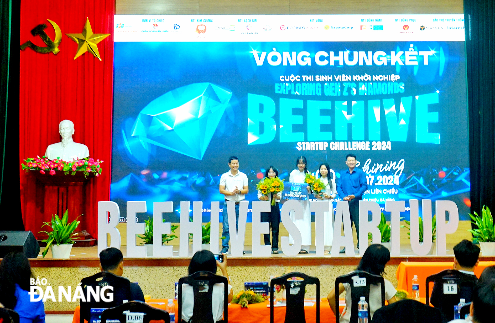 A group of students from the Lien Chieu Senior High School won the first prize at the Beehive Startup Challenge 2024. Photo: B.V