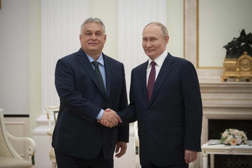 Tổng thống Nga Vladimir Putin (bên phải) và Thủ tướng Hungary Viktor Orban tại cuộc gặp ở Moscow ngày 5-7.Ảnh: AFP	