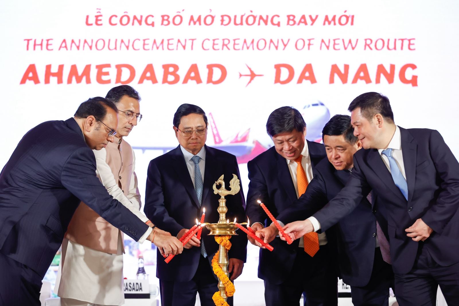 Prime Minister Pham Minh Chinh (third from left) attends the launching ceremony of Da Nang-Ahmedabad direct air route, New Delhi, India, July 31, 2024 - Photo: https://baotintuc.vn/