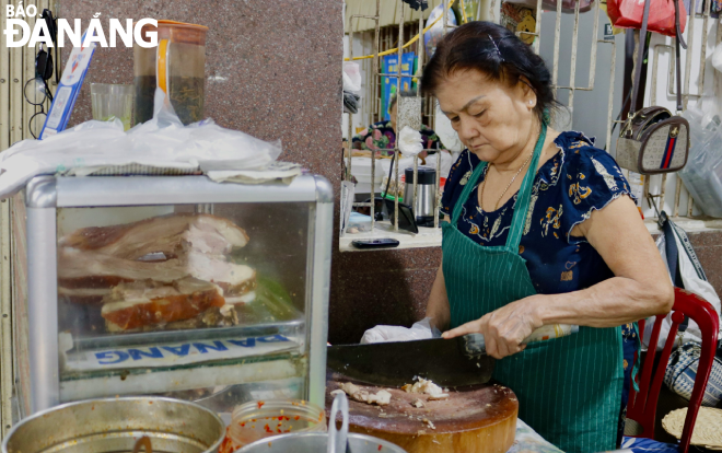 Bà Huỳnh Thị Đông (SN 1949), chủ quán bún mắm Bà Đông. Năm 1983, bà Đông mở quán ăn và gắn bó với công việc này suốt 41 năm qua. 