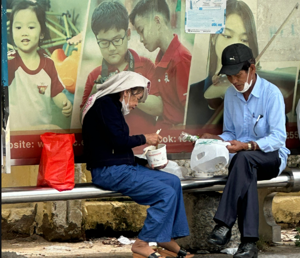 Cơm do tập thể nhân viên Hunufa chuẩn bị, và sử dụng bao bì do chính công ty sản xuất.