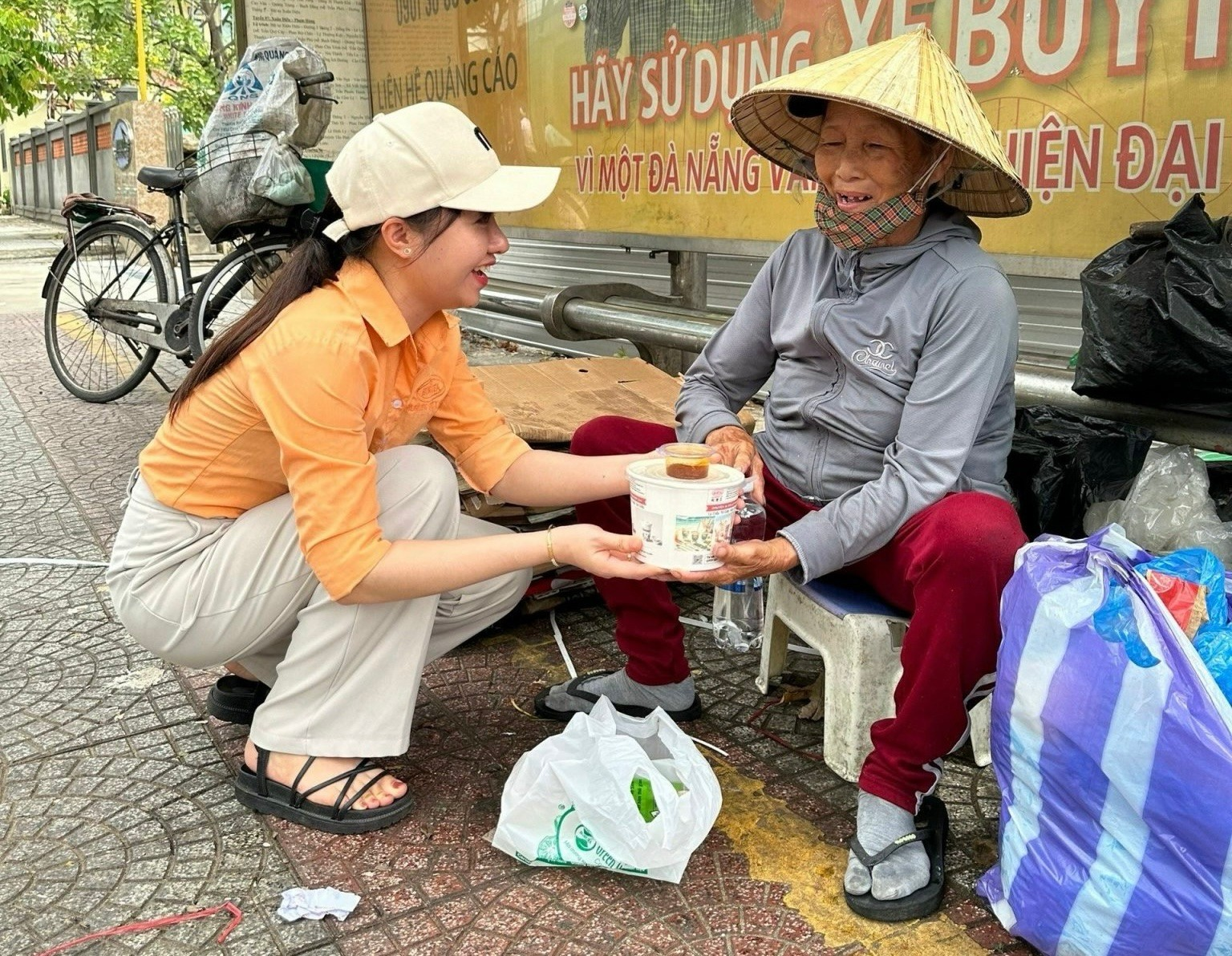 Bữa ăn tuy nhỏ, nhưng chan chứa tình cảm của nhân viên Hunufa.