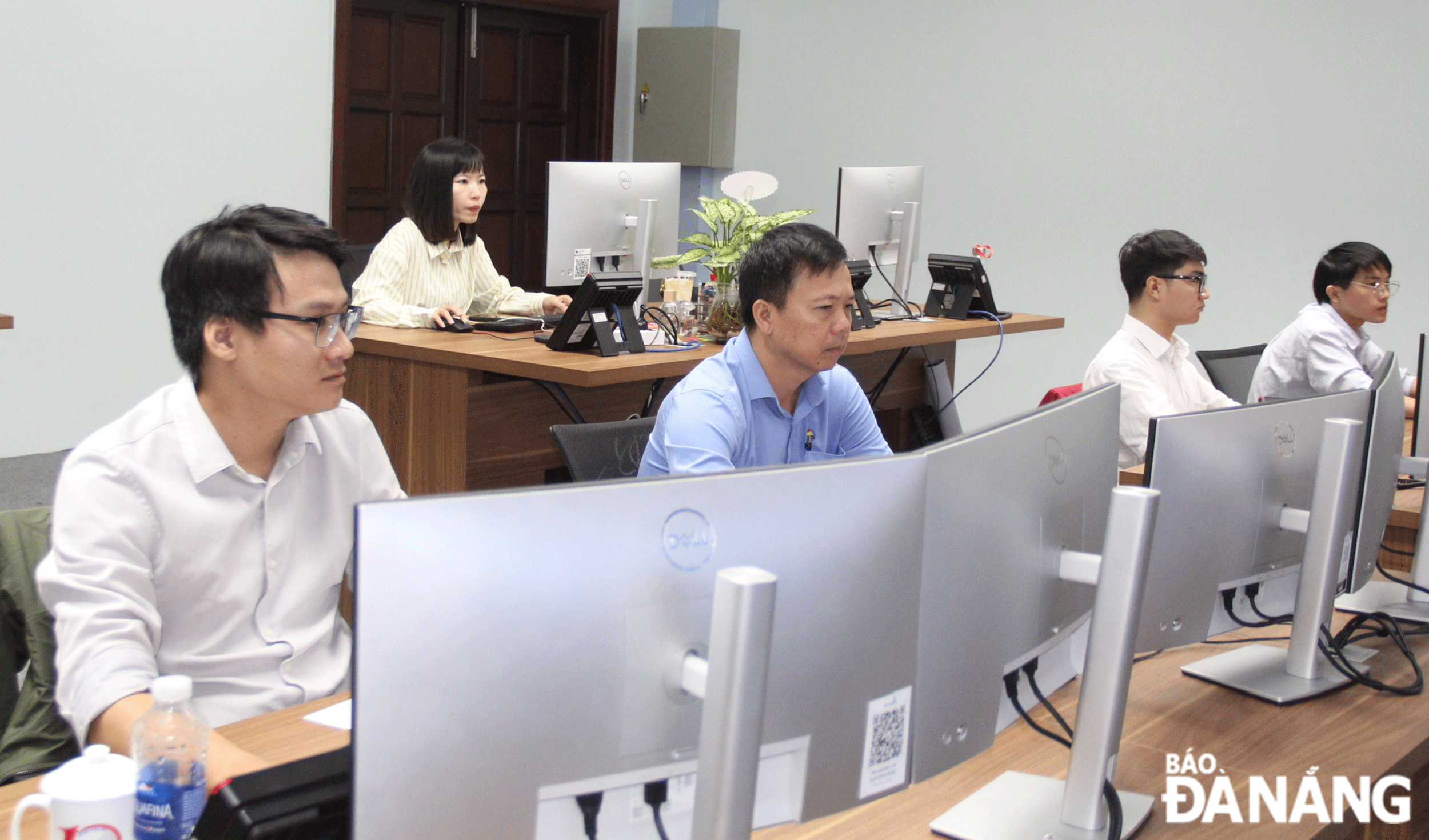 Da Nang has achieved many results, basically completing specific goals after 5 years of implementing the project to build Da Nang into a smart city. IN PHOTO: Activities at the municipal-level the Intelligent Operation Centre (IOC). Photo: MAI QUE