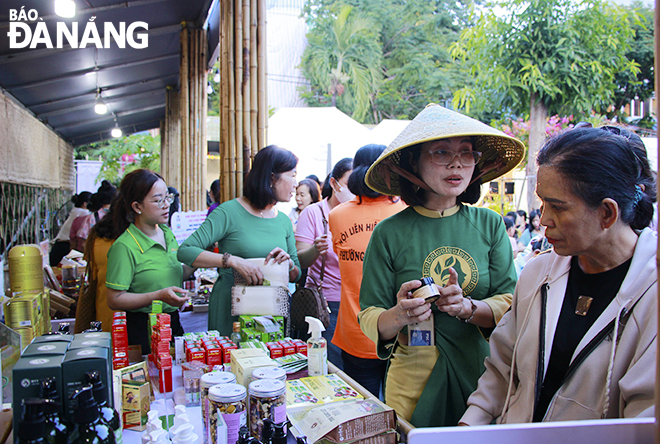 Người dân tham quan, mua sắm tại các gian hàng của ngày hội. Ảnh: X.D