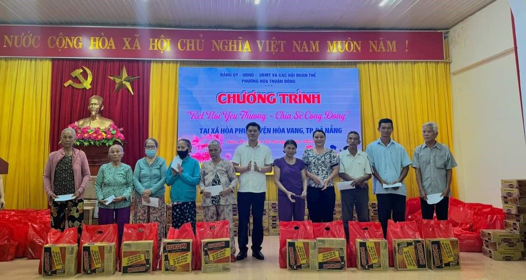 Đại diện Thường trực Đảng ủy phường Hòa Thuận Đông trao quà hộ gia đình có hoàn cảnh khó khăn.