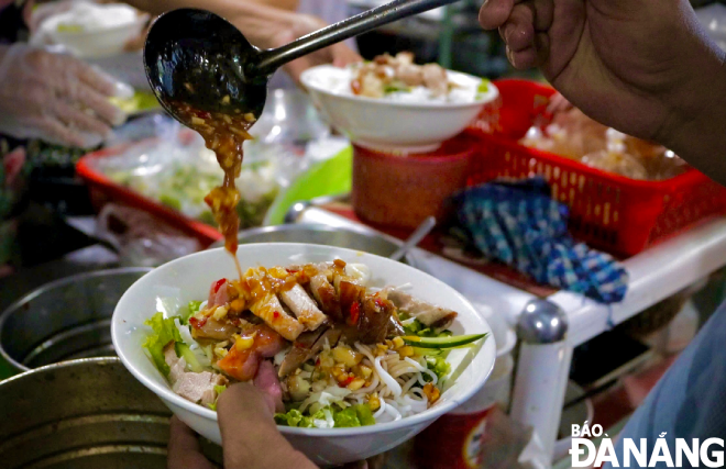 Depending on your preference, you can order a bowl of ‘bun mam’ served with different types of fillings such as roasted pork, ‘nem chua’ (fermented pork), ‘cha bo’ (beef paste) and mixed meat. A bowl of ‘bun mam’ is priced at between VND30,000 and VND40,000.