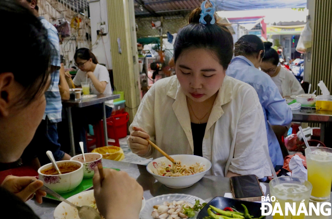 Ms. Nguyen Mai Linh, residing in Thach Thang Ward, Hai Chau District, shared that she has eaten ‘bun mam nem’ at Mrs. Dong’s eatery since she was a child. When studying far away from home in Ho Chi Minh City, she often thinks of the taste of her hometown, and Mrs. Dong’s ‘bun mam nem’ is one of the dishes that she misses the most.