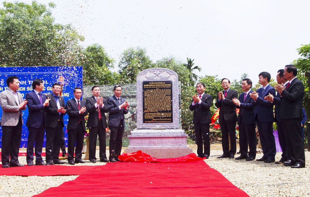 Các đại biểu dự Lễ khánh thành bia Di tích lịch sử Quốc gia Địa điểm Trường dạy làm báo Huỳnh Thúc Kháng tại xã Tân Thái, huyện Đại Từ (ngày 4-4-2019). Ảnh: Tư liệu