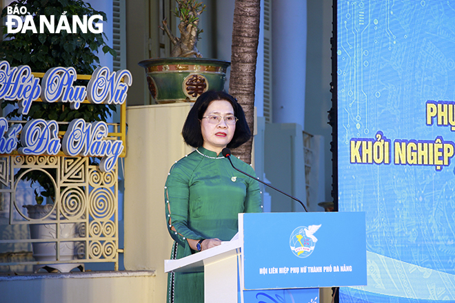 Chairwoman of the Da Nang Women's Union Hoang Thi Thu Huong speaking at the festival. Photo: X.D