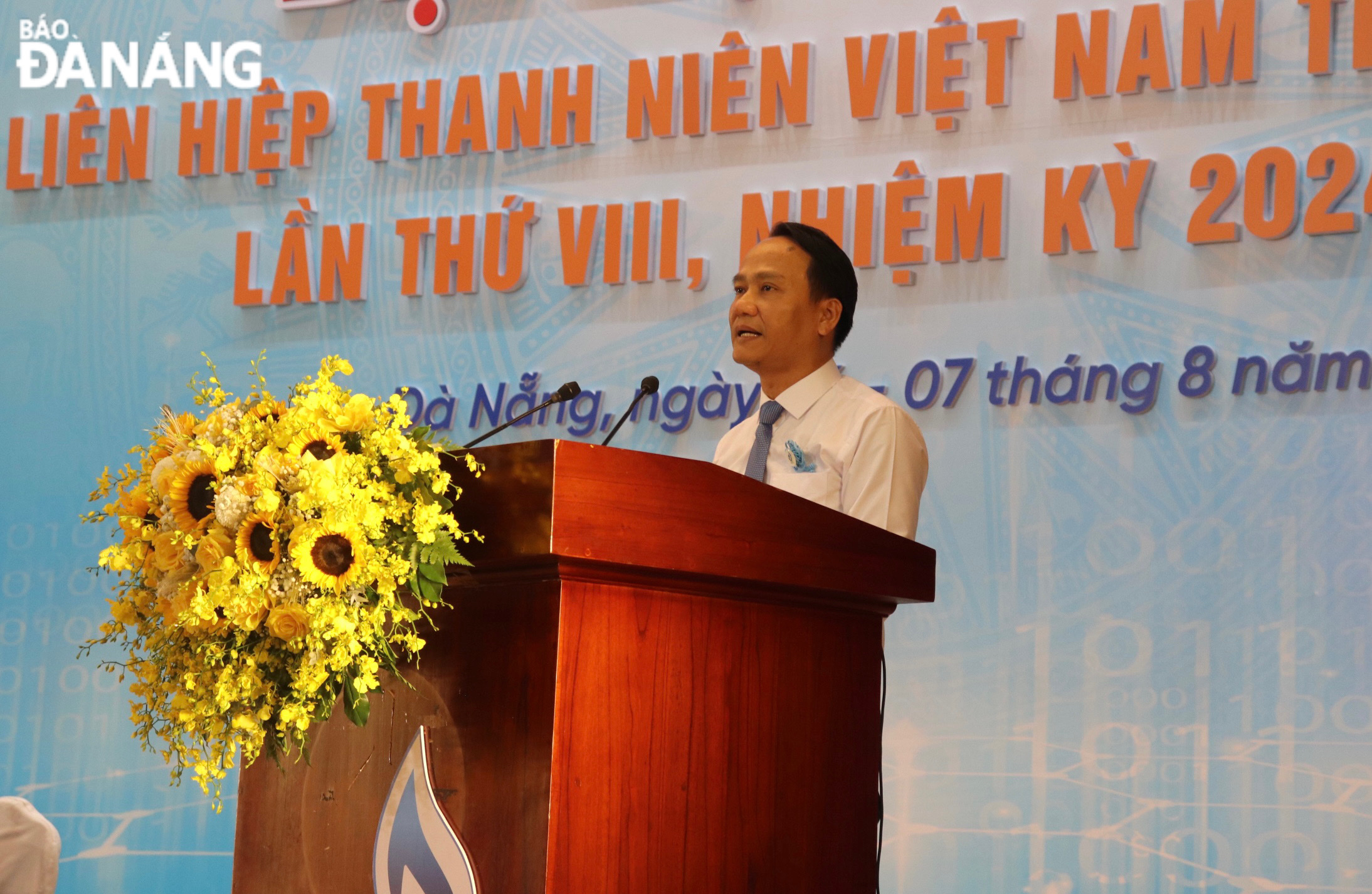 Standing Deputy Secretary of the municipal Party Committee Nguyen Dinh Vinh speaking at the congress