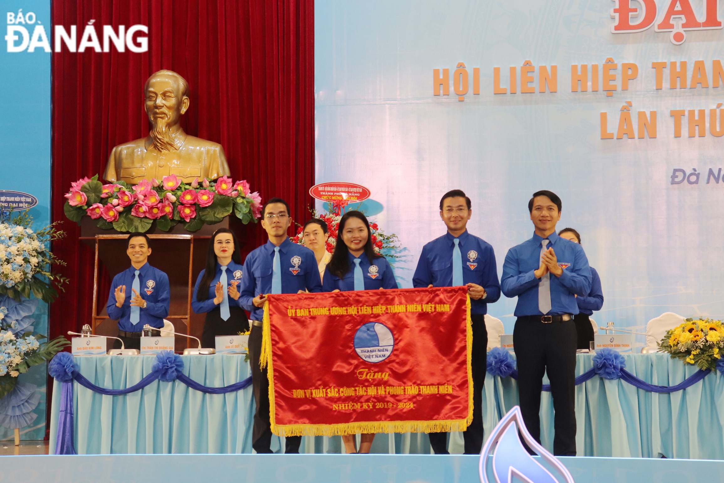 Mr. Nguyen Ngoc Luong, President of the Viet Nam Youth Federation, (first right) awardeing the emulation flag for 5 consecutive years to the Da Nang Youth Federation