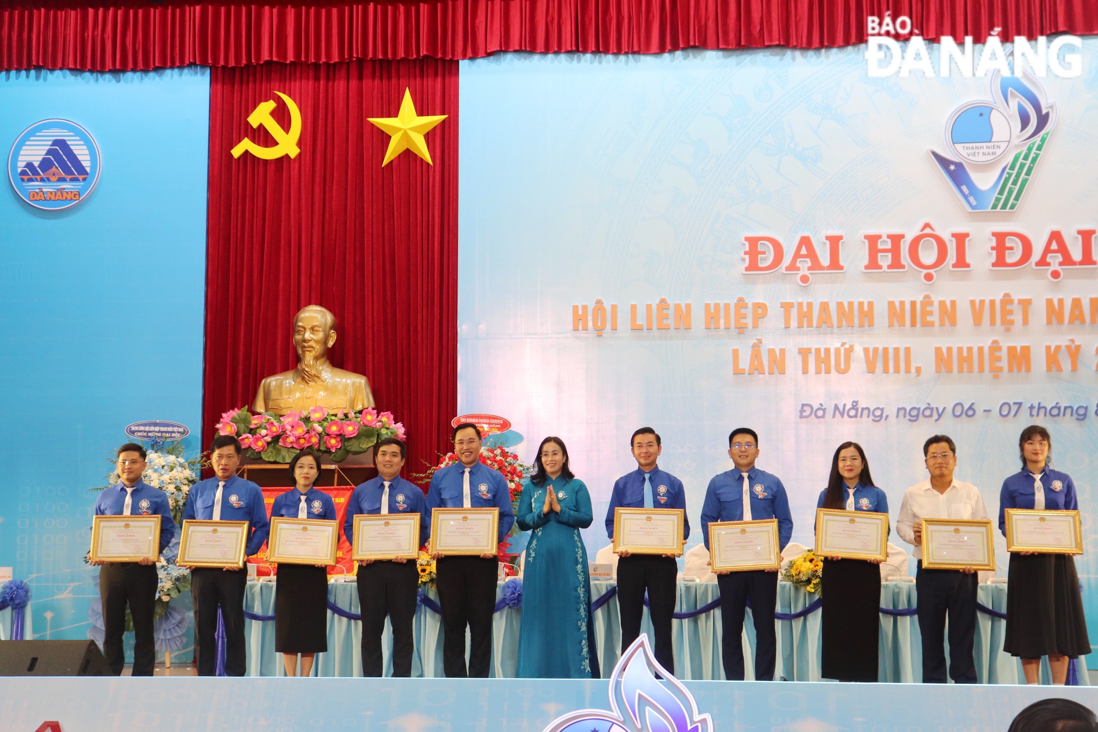 Vice Chairwoman of the municipal People's Committee Nguyen Thi Anh Thi (middle) presenting Certificates of Merit to 10 collectives in honour of their outstanding achievements in youth movements for the 2019-2024 term.