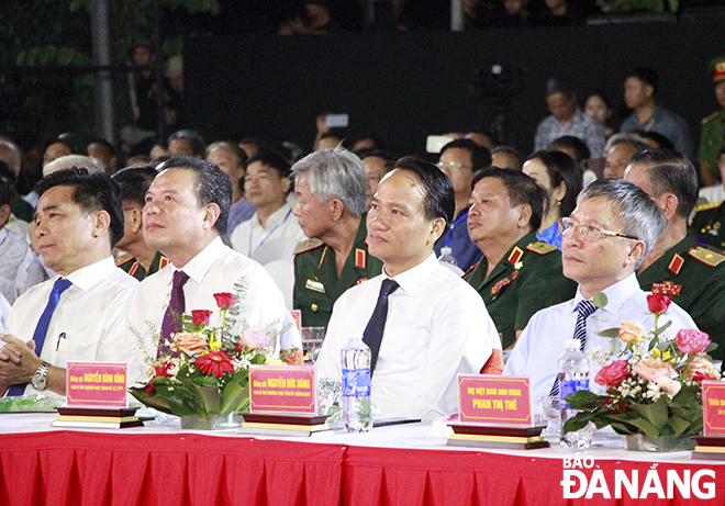 Phó Bí thư Thường trực Thành ủy Nguyễn Đình Vĩnh (thứ 2, hàng đầu) dự lễ kỷ niệm 50 năm Chiến thắng Thượng Đức. Ảnh: X.D