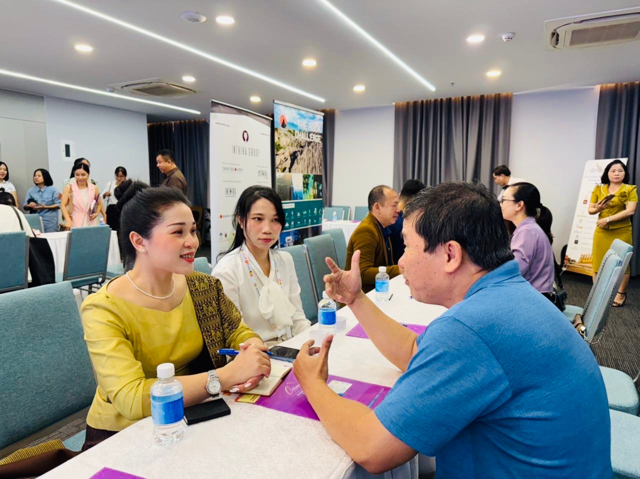 Lao and Da Nang tourism businesses discussing cooperation opportunities at the programme. Photo: https://baoquangnam.vn/