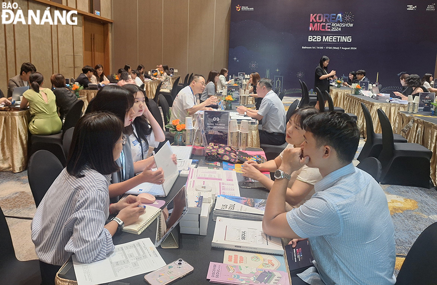 During the Korean MICE Roadshow 2024, tourism businesses in Da Nang have the opportunity to meet and connect with Korean partners. Photo: THU HA