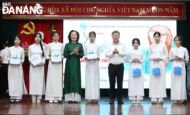 Chairman of the Viet Nam Fatherland Front Committee of Da Nang Le Van Trung (4th, right) presenting 