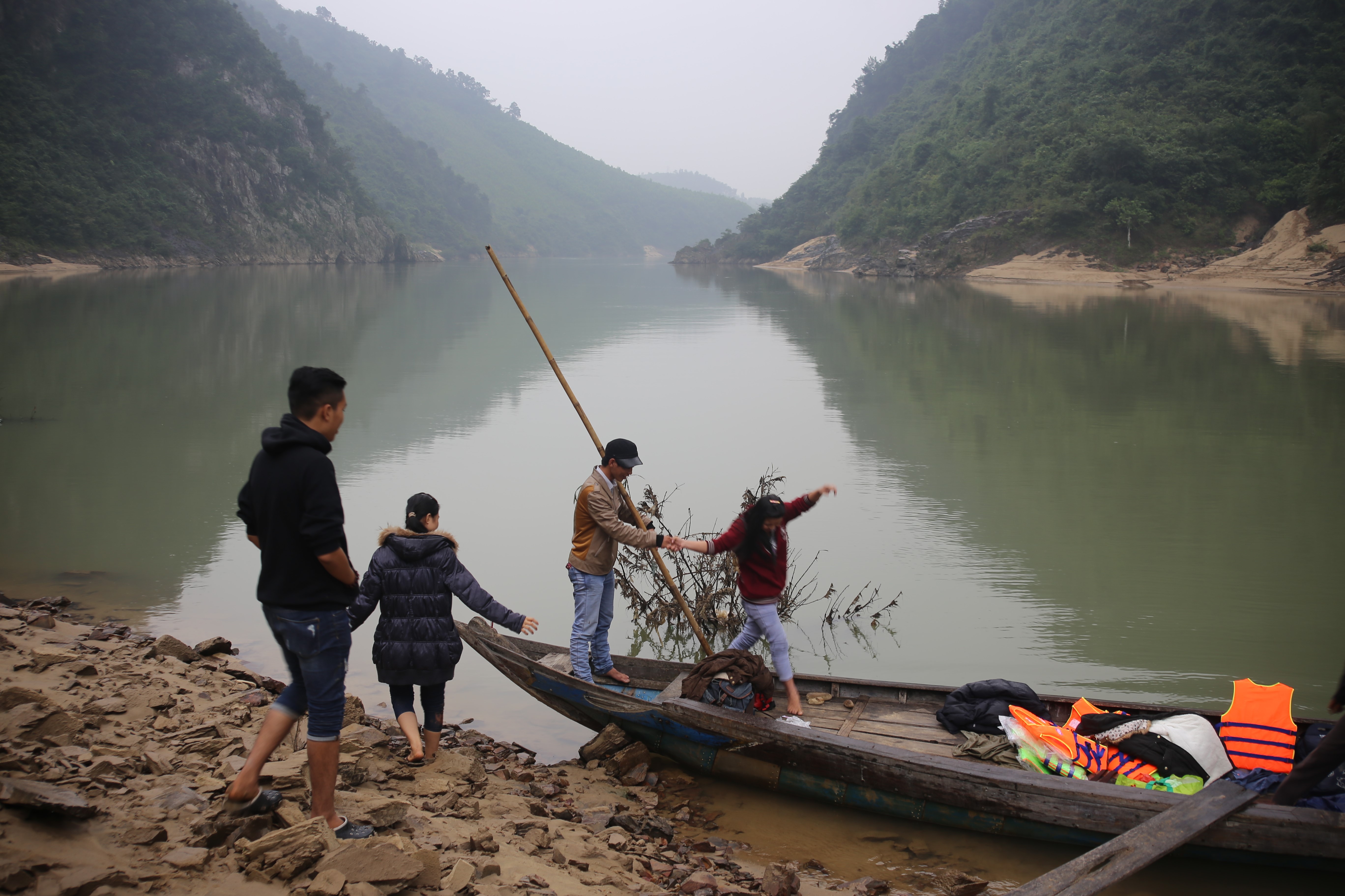 Tý, Sé nay thuộc xã Quế Lâm, huyện Nông Sơn, ở về phía dưới của Hòn Kẽm - Đá Dừng. TRONG ẢNH: Tham quan Hòn Kẽm - Đá Dừng. Ảnh: V.T.L