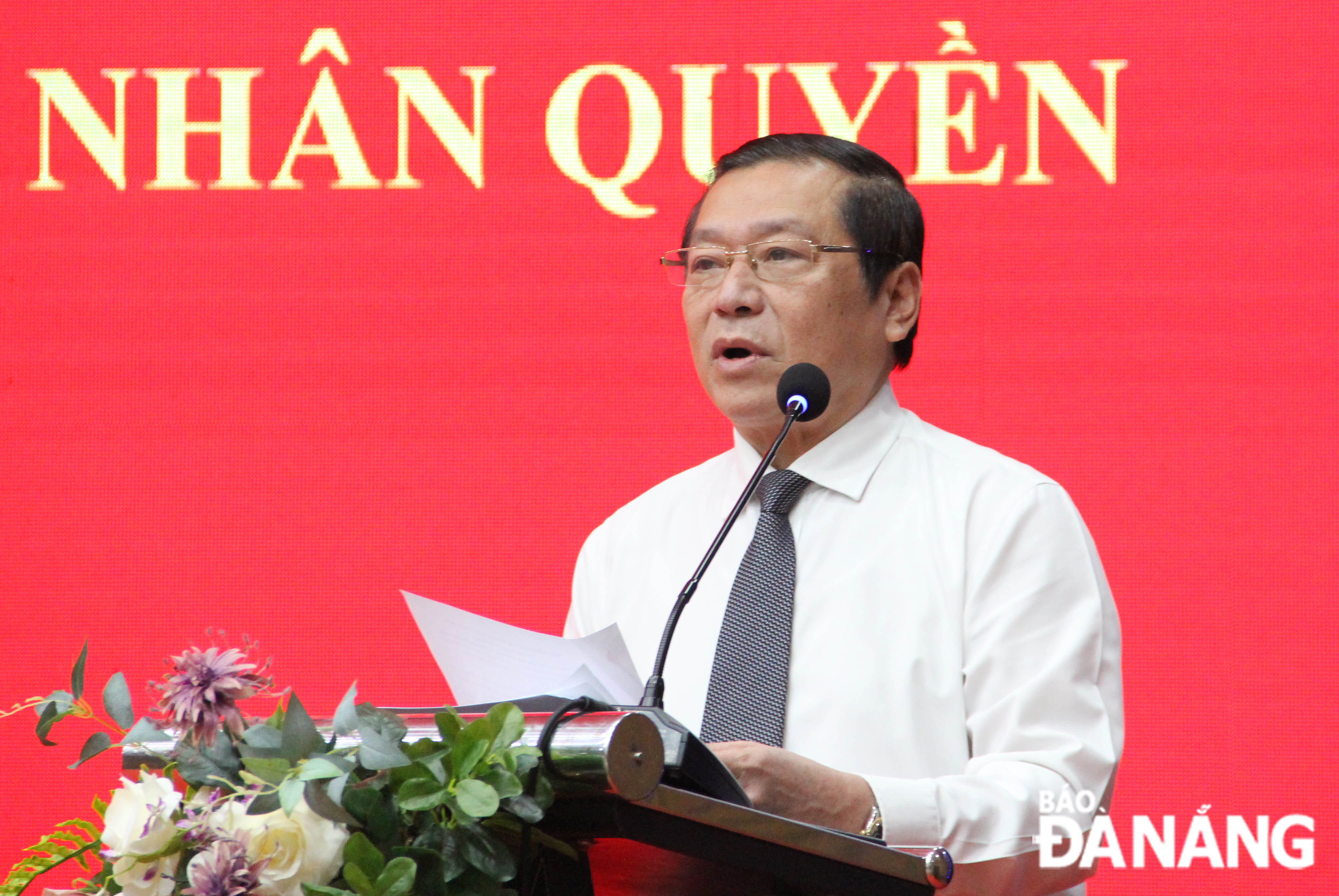 Standing Deputy Head of the Central Committee’s Commission for Information and Education Lai Xuan Mon delivering his closing speech at the Friday conference. Photo: XUAN HAU