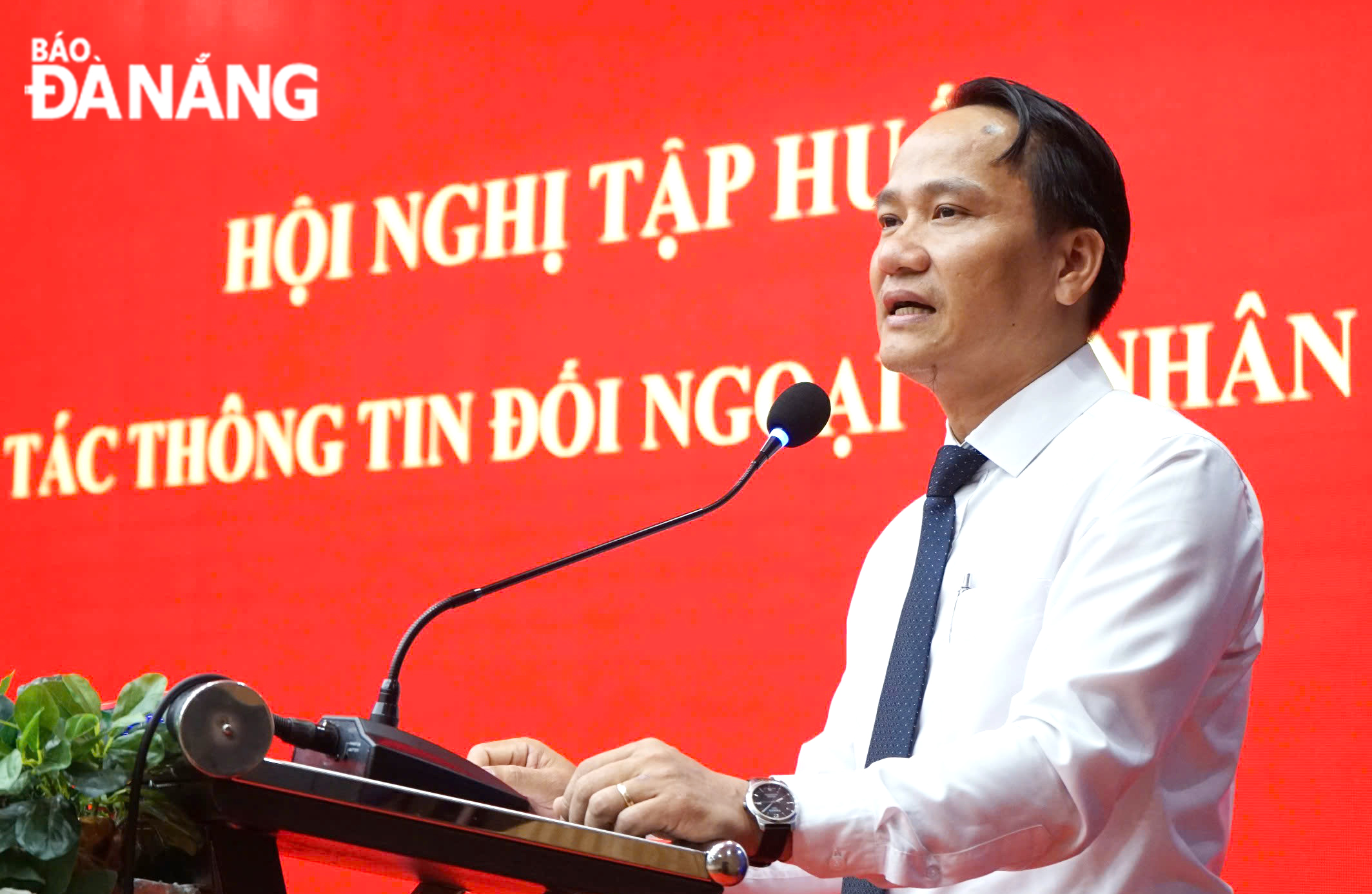 Standing Deputy Secretary of the Da Nang Party Committee Nguyen Dinh Vinh speaking at the conference. Photo: X.HAU