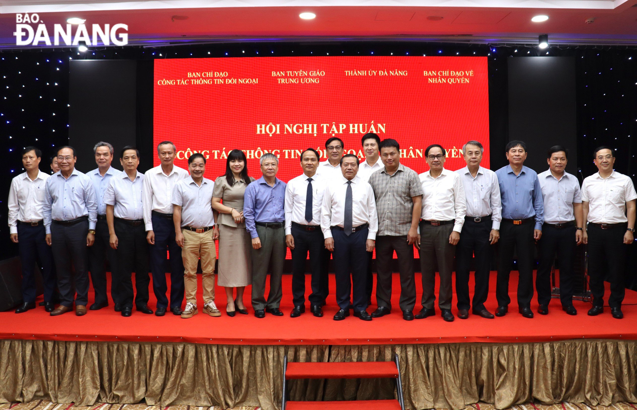 Leaders of the Central Committee’s Commission for Information and Education, and 14 provinces and cities in the North Central and Central Coast regions posing for souvenir photos at the conference. Photo: X.HAU