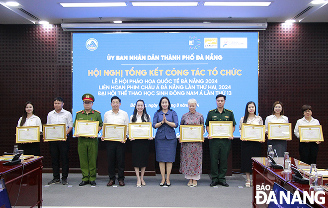 Phó Chủ tịch UBND thành phố Nguyễn Thị Anh Thi trao bằng khen cho các tập thể, cá nhân có thành tích xuất sắc trong tổ chức Lễ hội pháo hoa quốc tế 2024. Ảnh: X.D