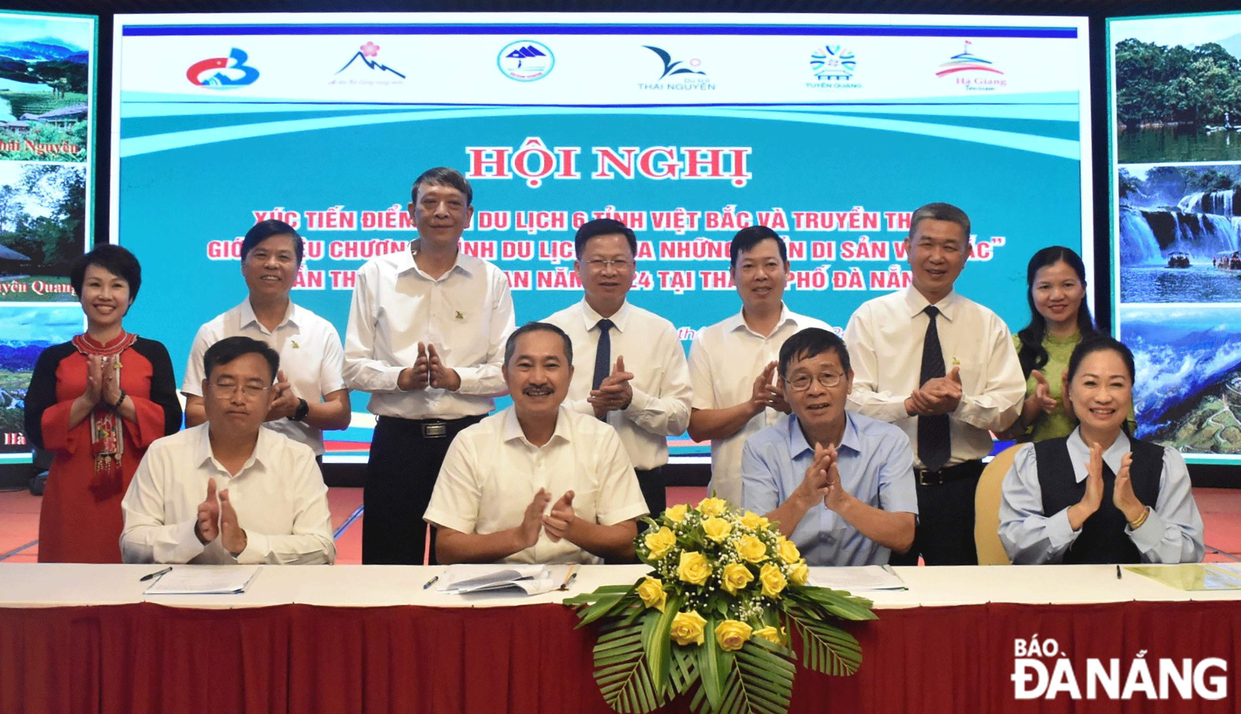 Representatives of the Da Nang Tourism Association sign a memorandum of cooperation with representatives of the tourism industry of 6 northern Vietnamese provinces at a joint tourism promotion programme. Photo: THU HA