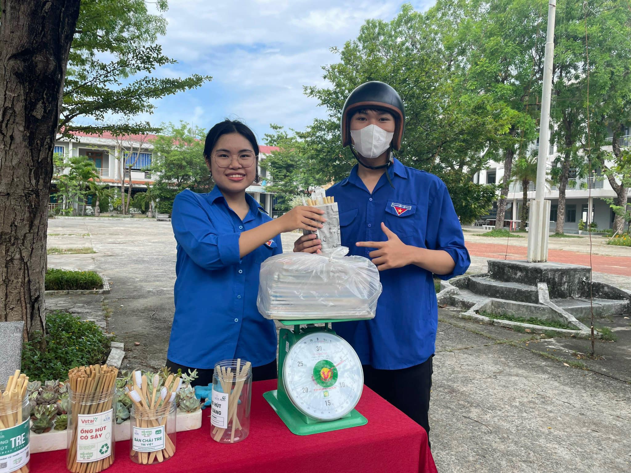 Chương trình “Đổi sách lấy cây” được Đội tình nguyện Hoa phượng đỏ, Trường THPT Hoàng Hoa Thám phối hợp Fly To Sky triển khai nhằm lan tỏa thông điệp yêu thương đến trẻ có hoàn cảnh khó khăn, không nơi nương tựa. Ảnh: H.L