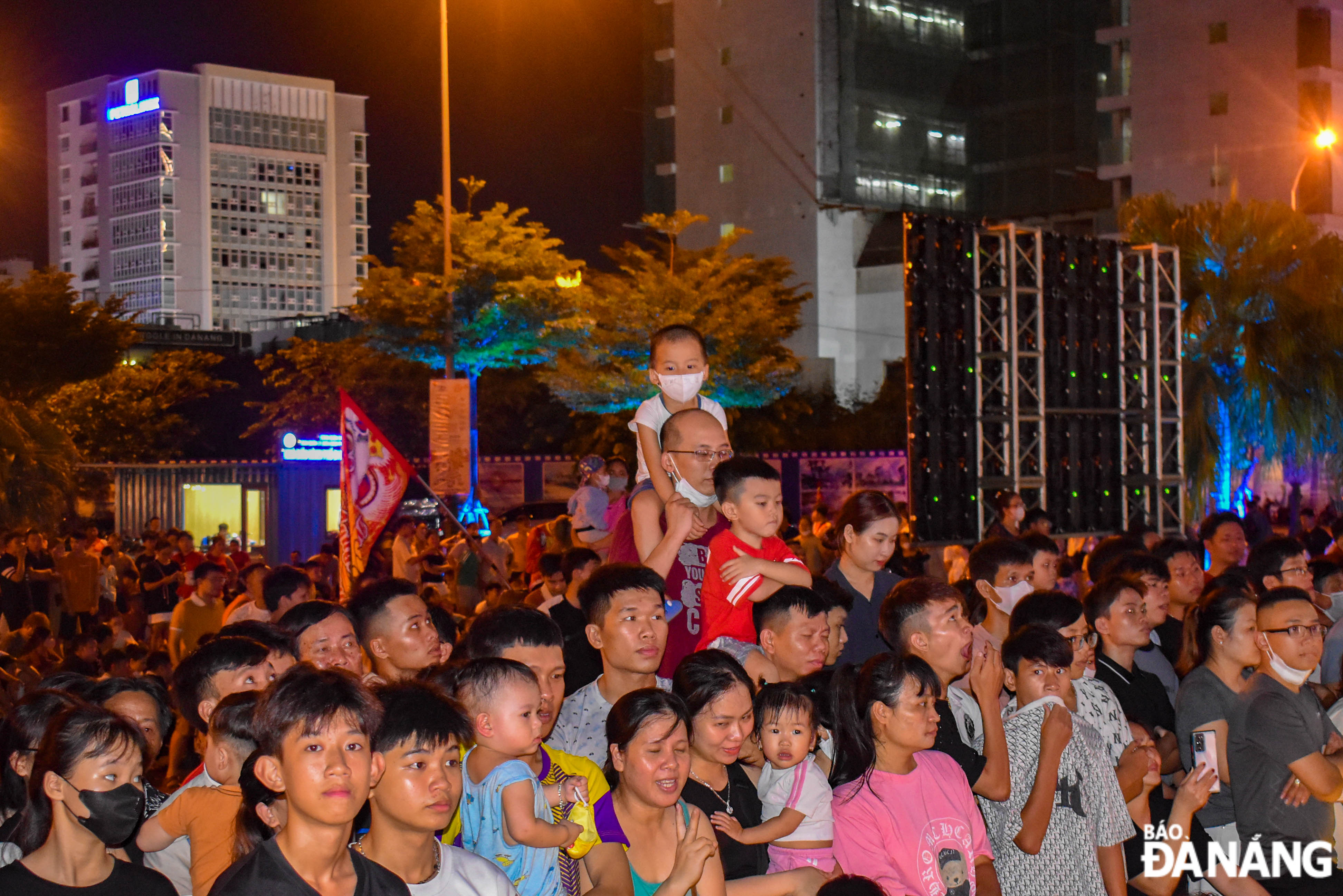 Children are very excited and delighted when being taken by their parents to see lion dance performancess.