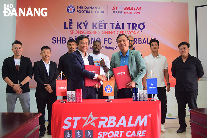 Representative of SHB Da Nang Club (right) signed a sponsorship contract with STARBALM