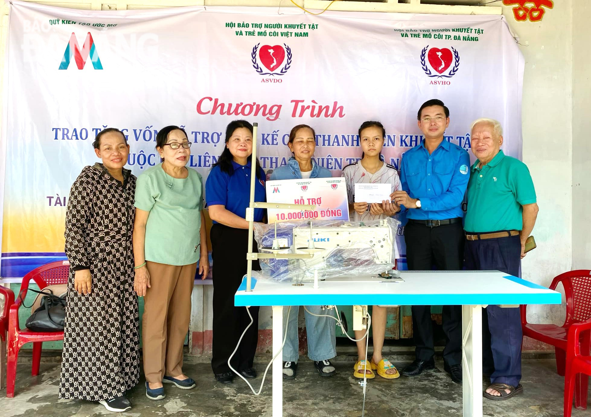 The Deputy Secretary of the minicipal Youth Union, Nguyen Ba Duan (left, second) provides livelihood support to help disabled youth develop their businesses and improve their economic situation. Photo: L.P.