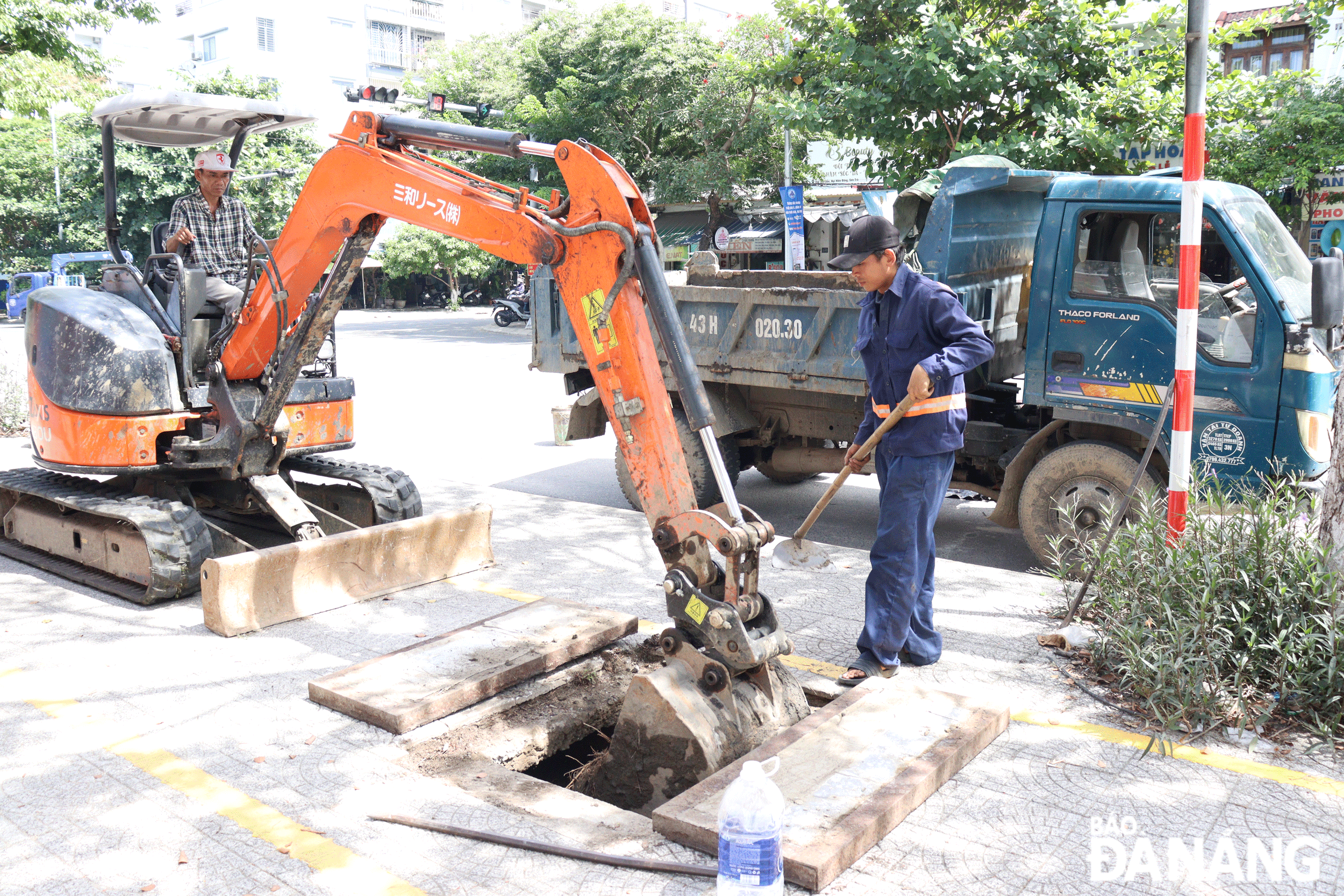 Công ty Thoát nước và xử lý nước thải Đà Nẵng sử dụng phương tiện cơ giới để nạo vét, khơi thông thoát nước trên địa bàn quận Sơn Trà. Ảnh: HOÀNG HIỆP