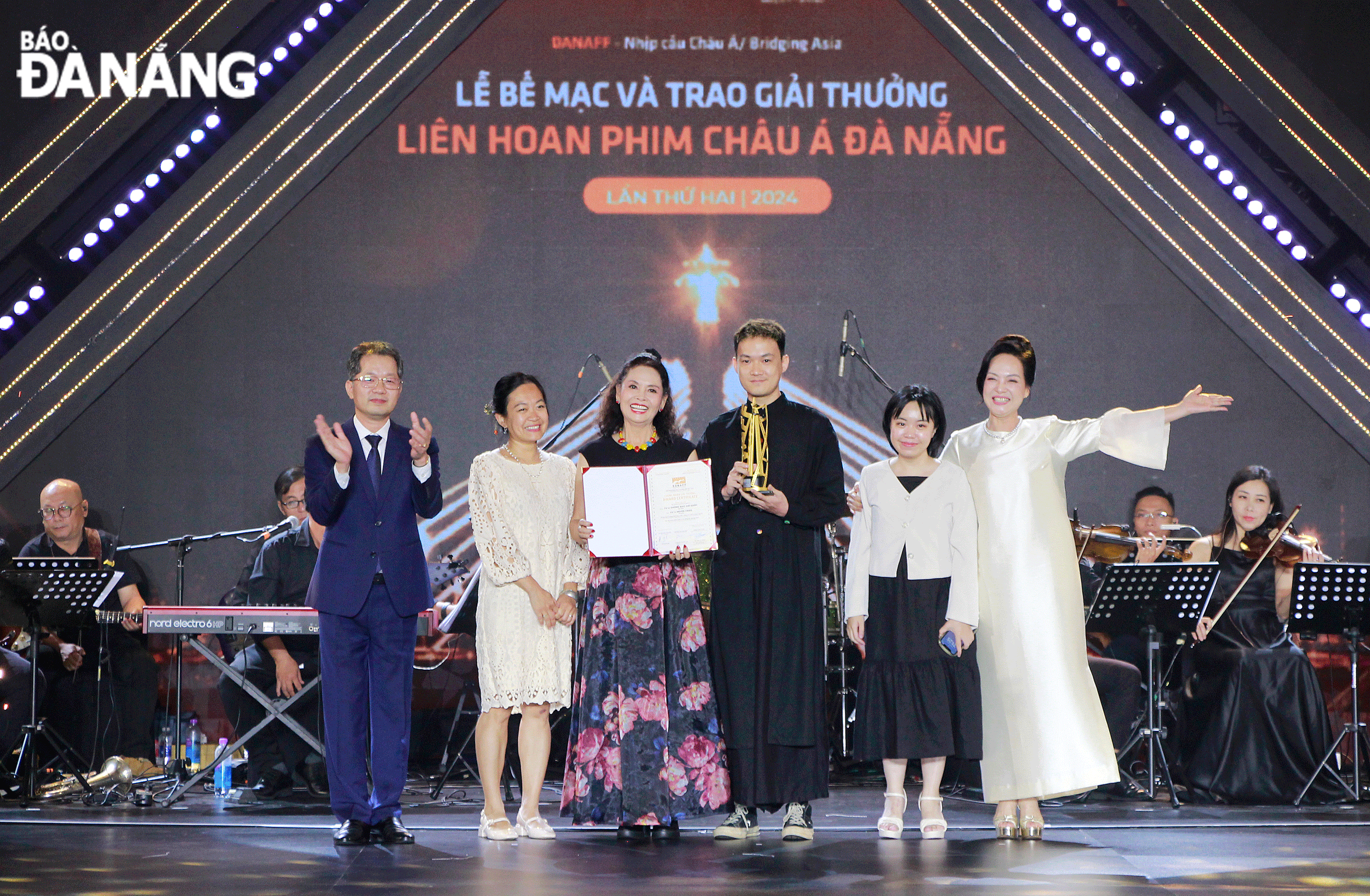 Da Nang continues to build a culture and people with their own identity. IN PHOTO: Secretary of the municipal Party Committee Nguyen Van Quang (left) presenting the Best Film Award to film crew of 