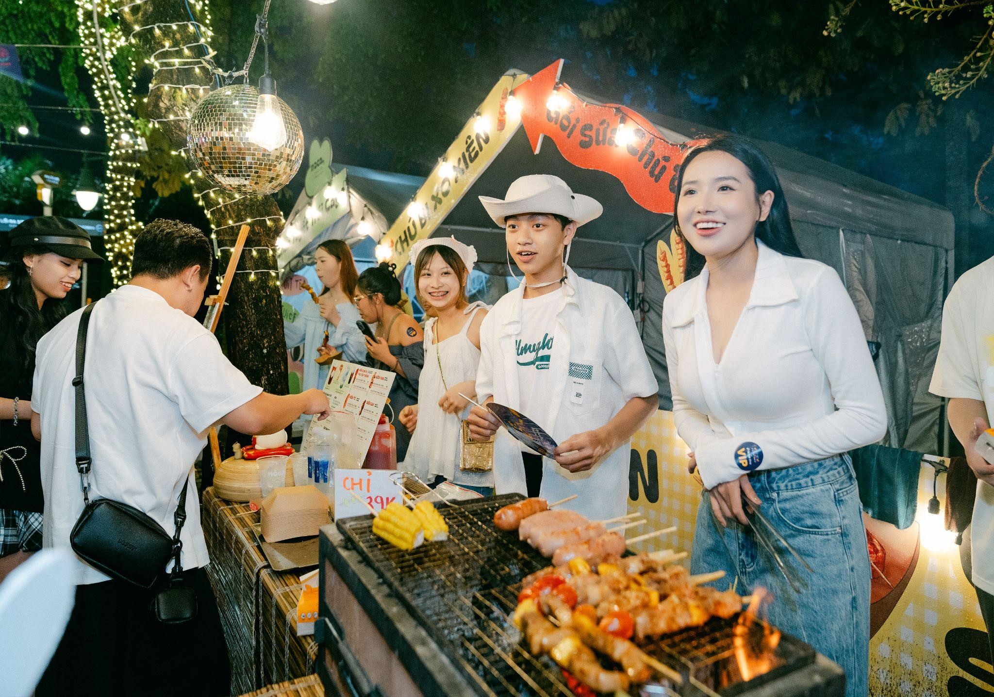 Young people enjoy exploring the culinary paradise at Vui Fest