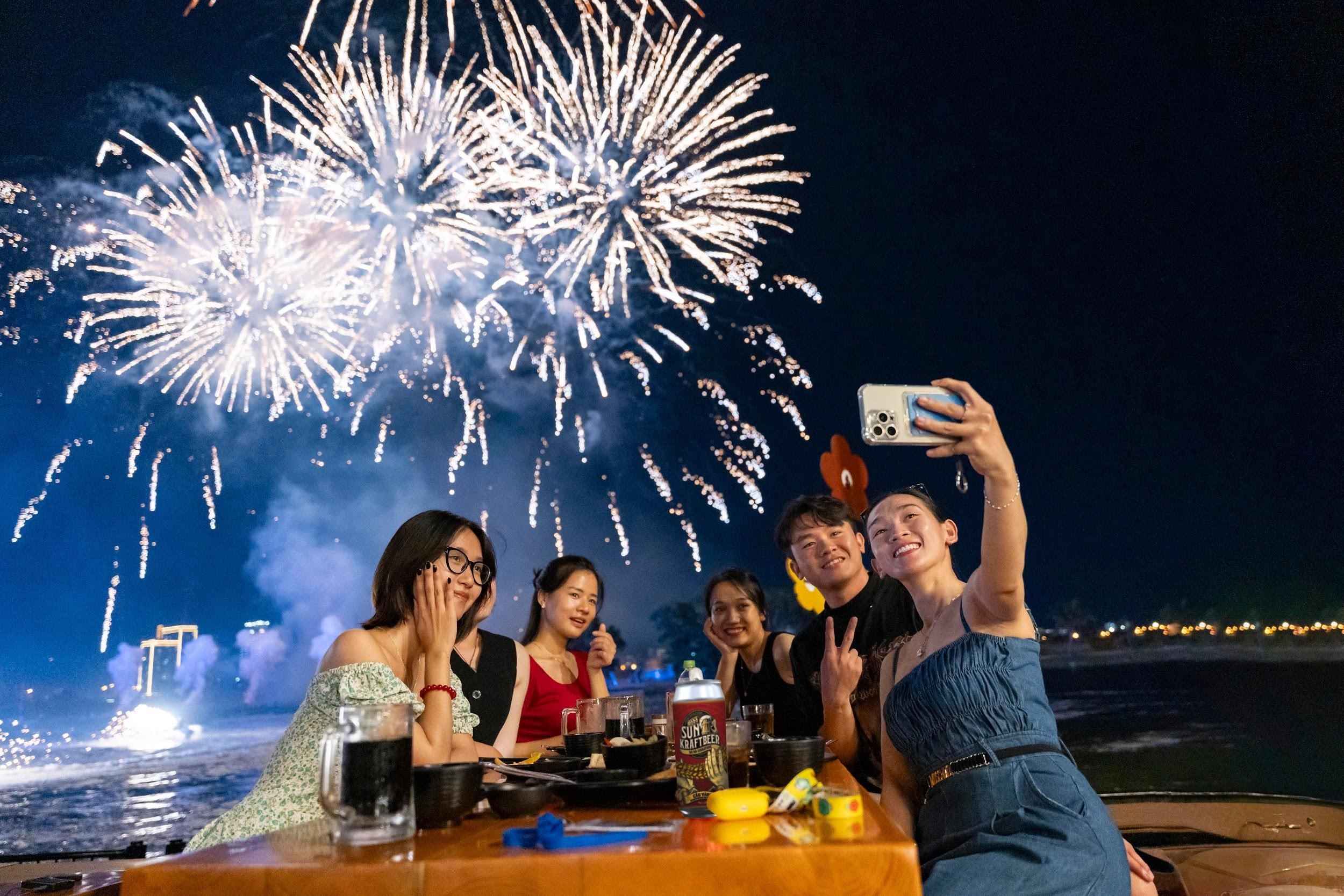 Dinner and check-in with fireworks is an exclusive experience at Da Nang Downtown