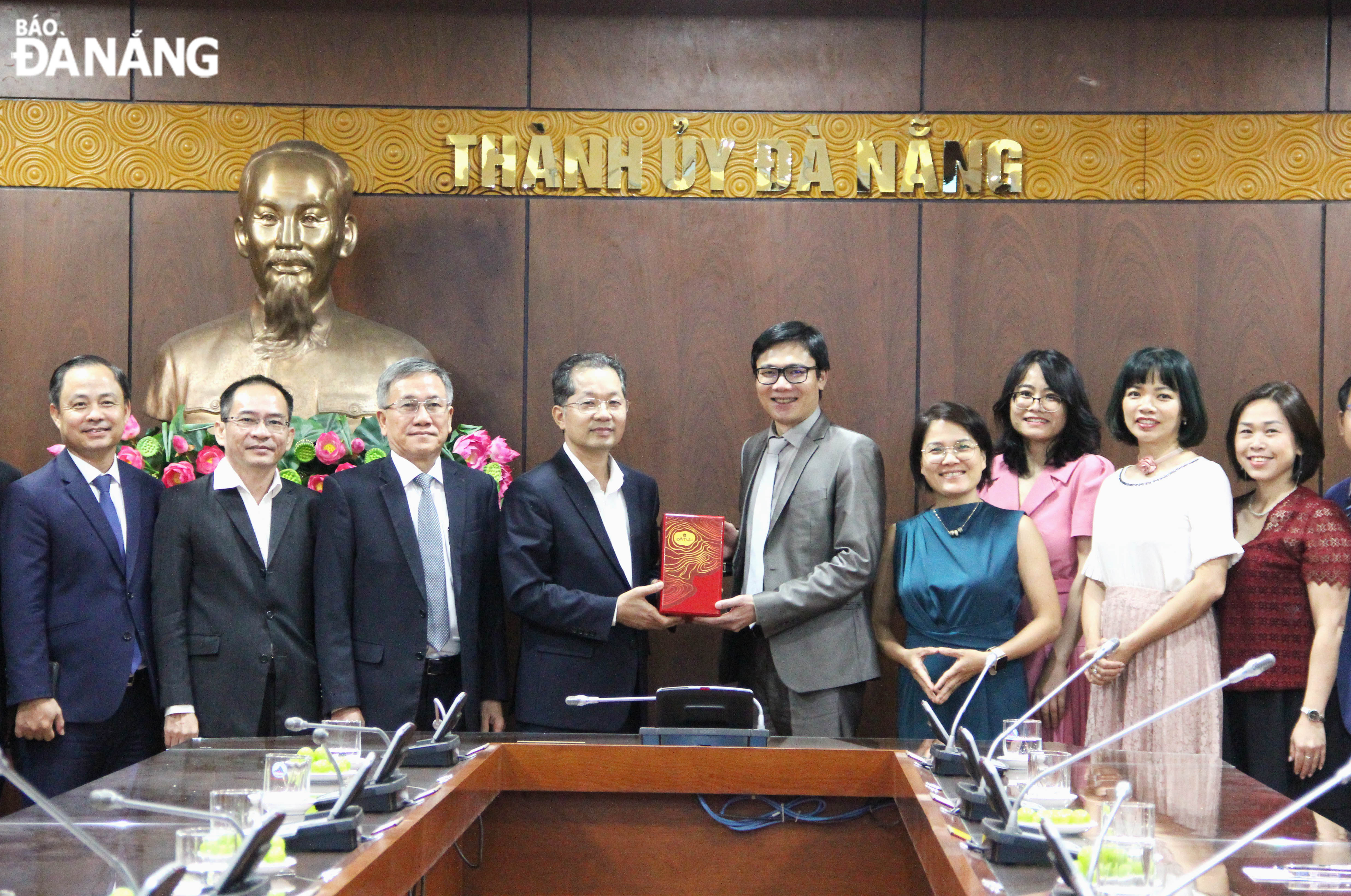 Leaders of the city presenting a gift to the AVSE Global delegation. Photo:. XUAN HAU