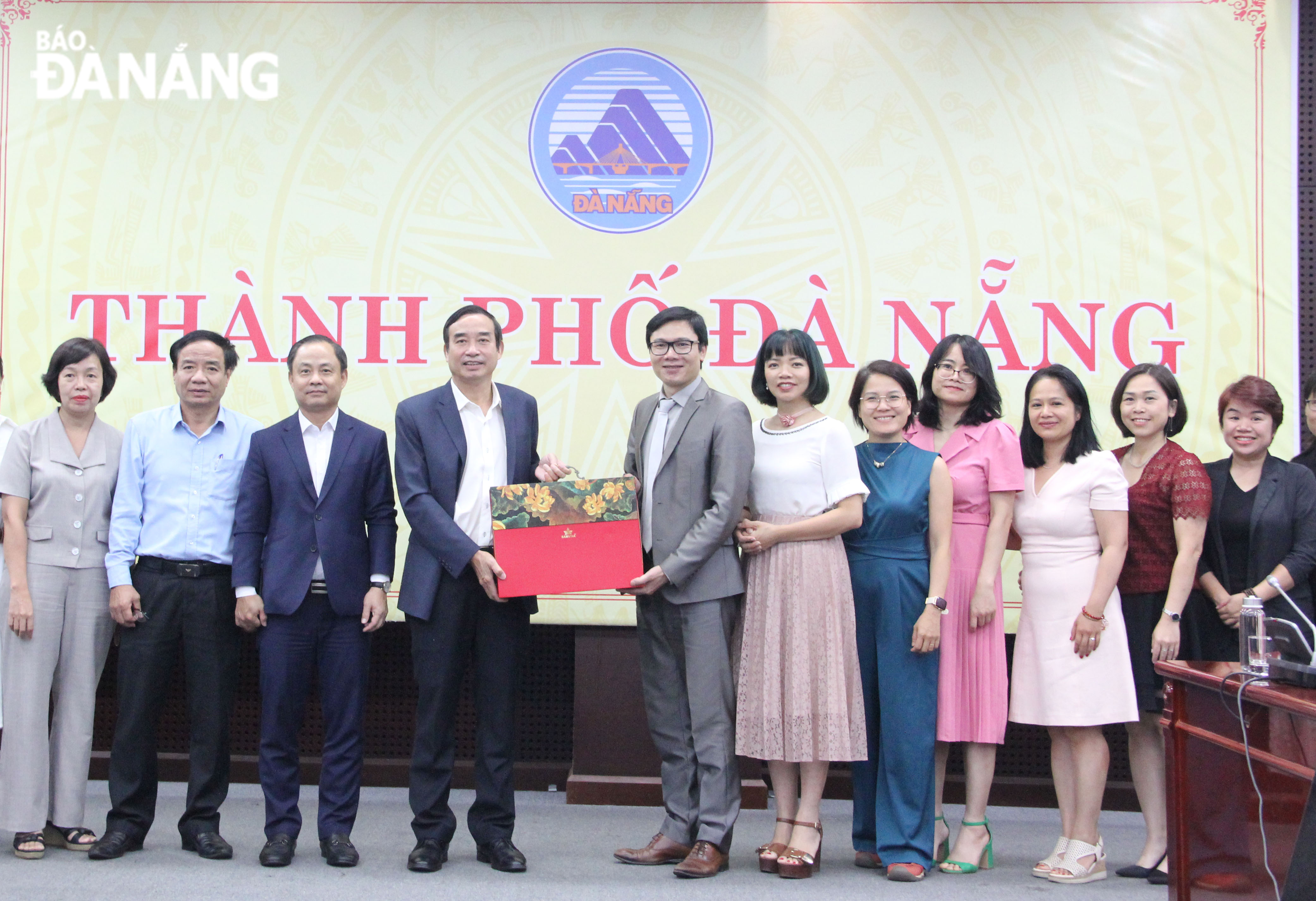 Da Nang People’s Committee Chairman Le Trung Chinh (4th, left) posing for a souvenir photo with the AVSE Global delegation. Photo: XUAN HAU