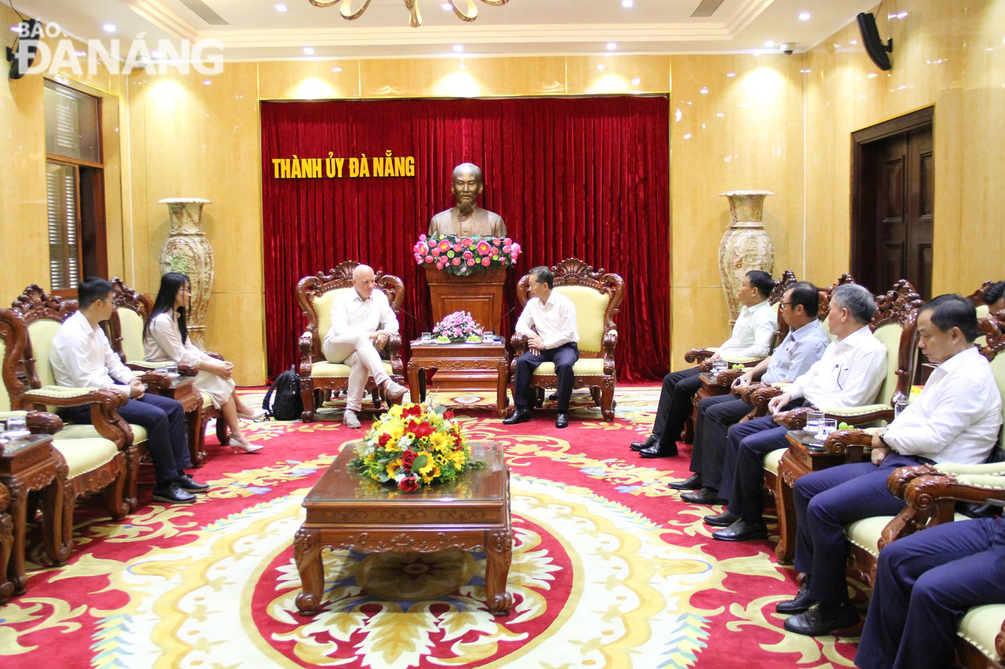 Da Nang Party Committee Secretary Nguyen Van Quang (right) receiving Mr. Hans Duisters, CEO and Founder of Sioux Technologies. Photo: THANH LAN