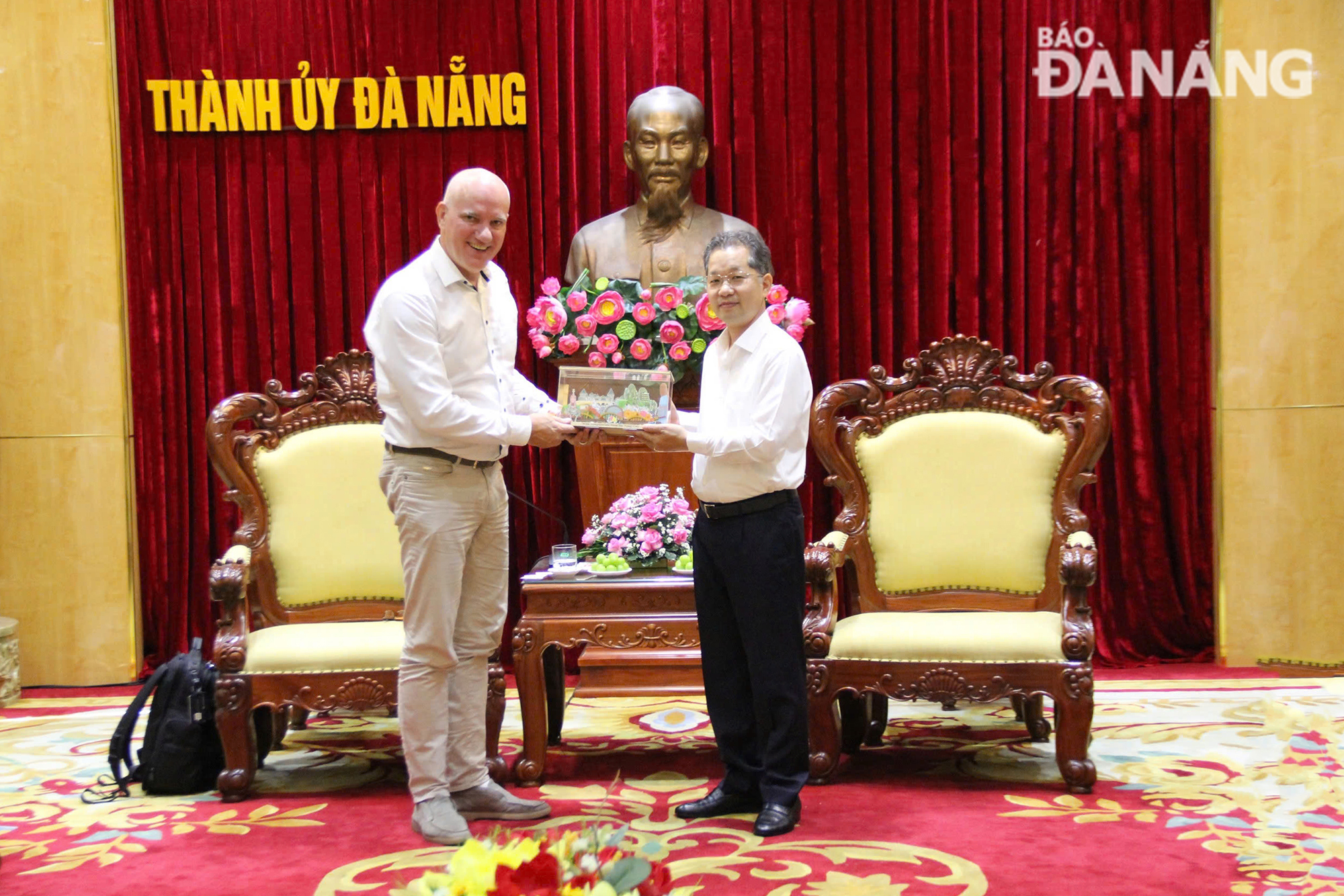 Da Nang Party Committee Secretary Nguyen Van Quang (right) presenting a gift to Mr. Hans Duisters, CEO and Founder of Sioux Technologies. Photo: THANH LAN